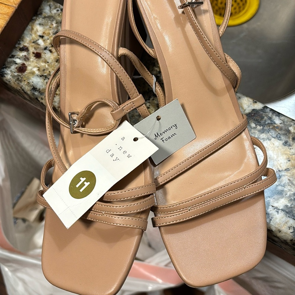 A New Day sz:11, 31/2 heel color: tan
